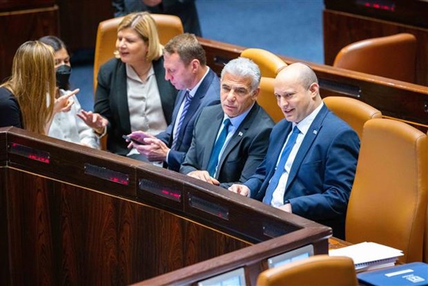 Ngoại trưởng Yair Lapid (thứ hai, phải) đã chính thức trở thành Thủ tướng thứ 14 của Israel kể từ ngày 1/7. (Ảnh: THX/TTXVN)