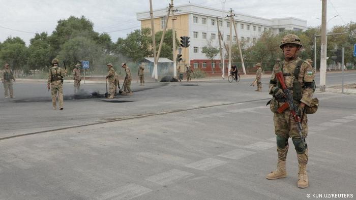 Binh sĩ Uzbekistan tuần tra Nukus, thủ phủ của vùng Karakalpakstan, Tây Bắc, nơi diễn ra các cuộc biểu tình bạo lực gần đây. Ảnh: dw.com