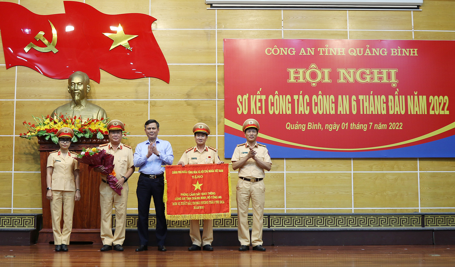 Đồng chí Chủ tịch UBND tỉnh Trần Thắng trao tặng Cờ thi đua của Thủ tướng Chính phủ cho Phòng Cảnh sát giao thông.