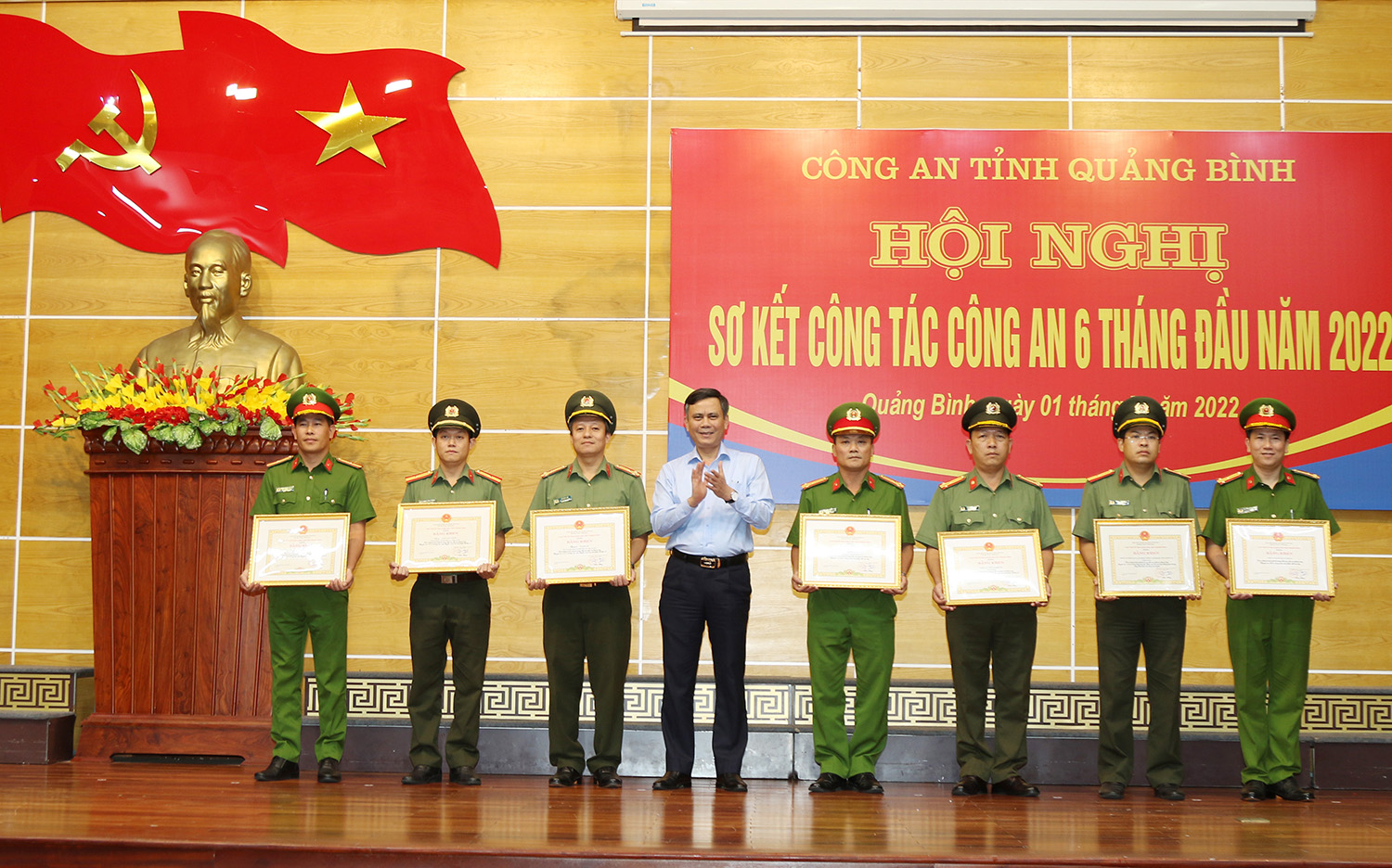 Đồng chí Chủ tịch UBND tỉnh Trần Thắng tặng Bằng khen của UBND tỉnh cho 3 tập thể và 4 cá nhân vì có thành tích trong đấu tranh, phòng chống tội phạm.