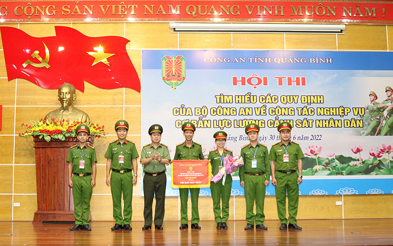 Đại tá Nguyễn Hữu Hợp, Giám đốc Công an tỉnh trao giải nhất cho đôi thi Công an huyện Lệ Thủy