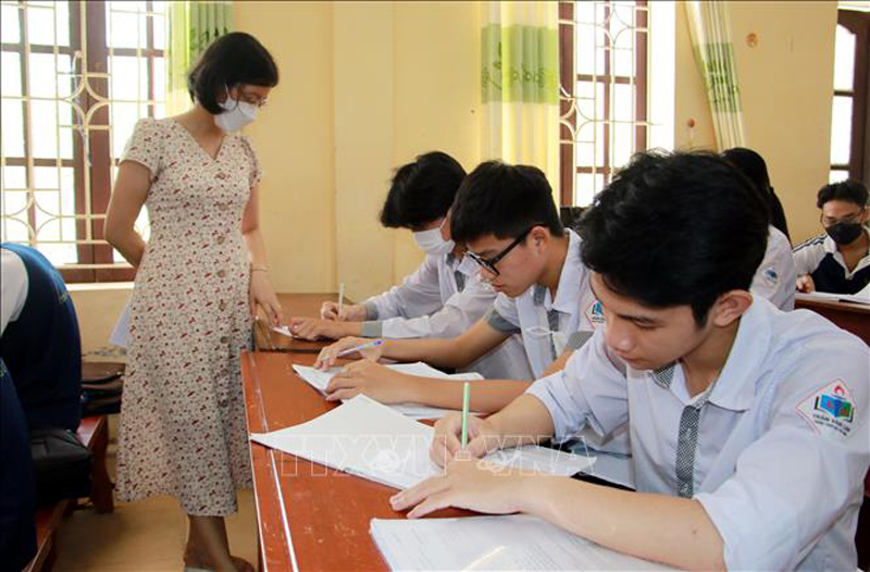 Giáo viên Trường THPT Trần Văn Lan (huyện Mỹ Lộc, tỉnh Nam Định) hướng dẫn học sinh lớp 12 ôn tập chuẩn bị bước vào Kỳ thi tốt nghiệp THPT năm 2022. Ảnh: Văn Đạt/TTXVN