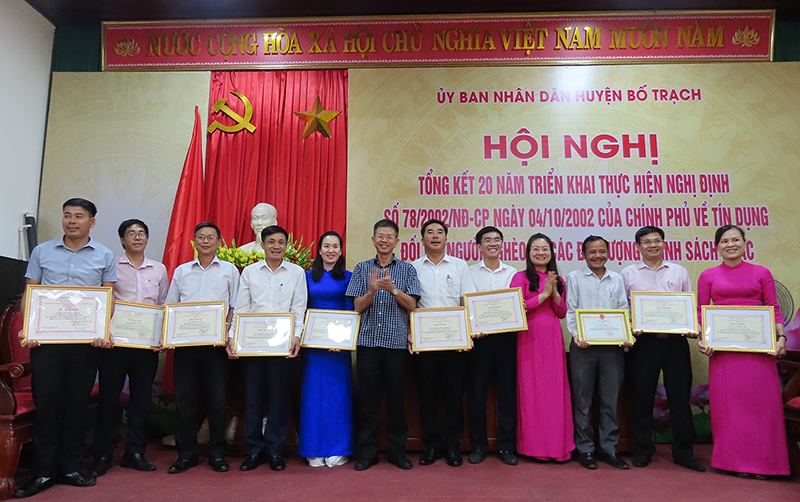 Đồng chí Trần Tiến Sỹ, Chủ tịch Hội Nông dân tỉnh, thành viên Ban đại diện HĐQT Ngân hàng CSXH tỉnh trao tặng giấy khen của Tổng Giám đốc Ngân hàng CSXH Việt Nam cho các tập thể có thành tích xuất sắc.