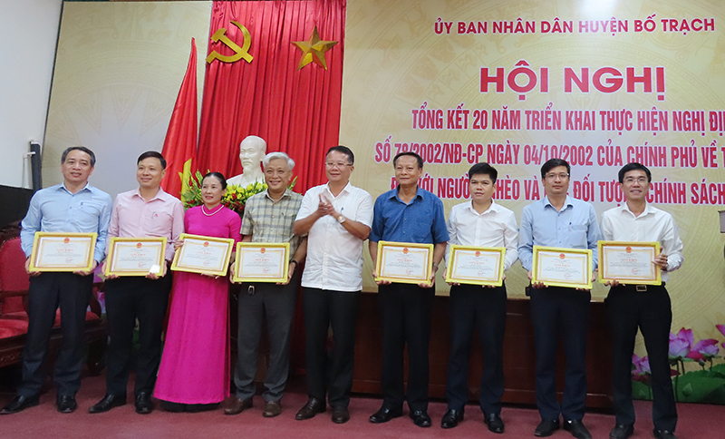  Đồng chí Phó Chủ tịch UBND huyện Bố Trạch Nguyễn Hữu Hồng tặng giấy khen của Ban đại diện HĐQT Ngân hàng CSXH huyện cho các cá nhân, tập thể có thành tích xuất sắc.