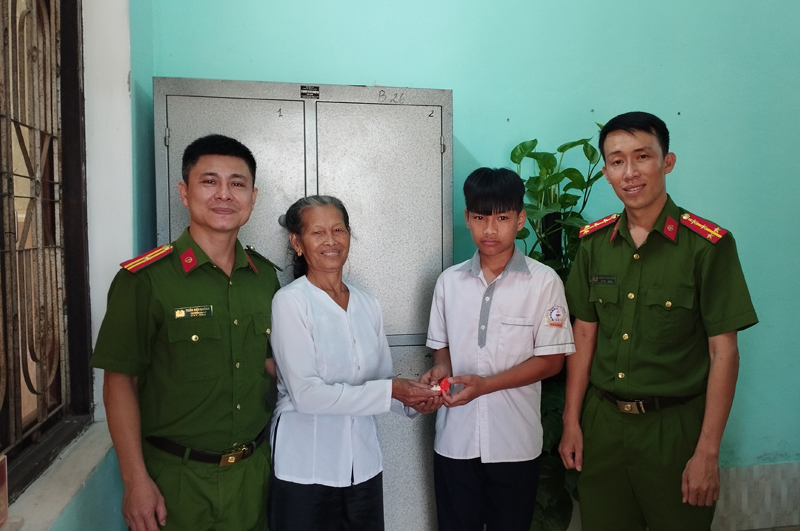 Em Phan Hoàng Quân trả lại tài sản bị đánh rơi cho bà Nguyễn Thị Loan.