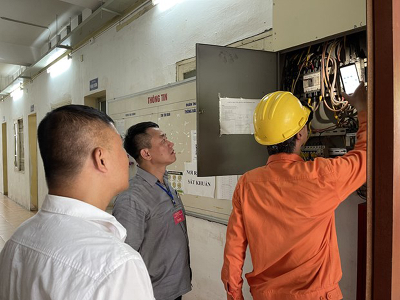 Ban chỉ đạo thi quận Ba Đình, Hà Nội kiểm tra hệ thống điện lưới để sẵn sàng cho kỳ thi. (Ảnh: CTV/Vietnam+)