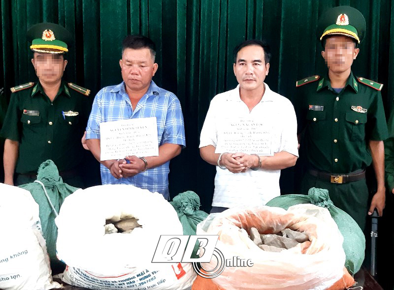 Lực lượng đánh án BĐBP tỉnh bắt giữ hai đối tượng cùng tang vật. 