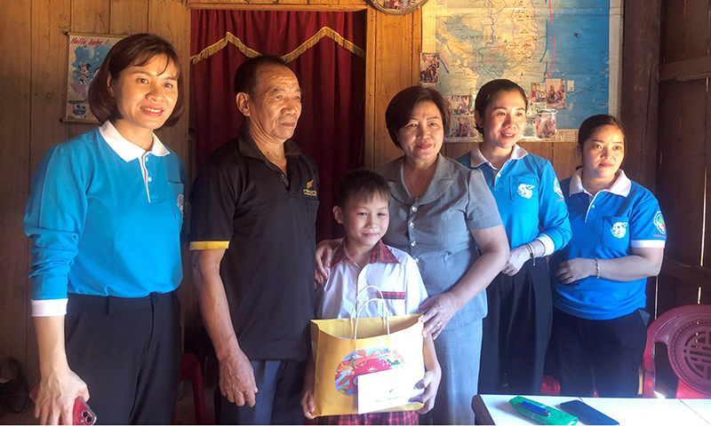 Hội Bảo trợ bệnh nhân nghèo và Hội LHPN tỉnh trao quà và tiền hỗ trợ cho trẻ mồ côi tại huyện Minh Hóa