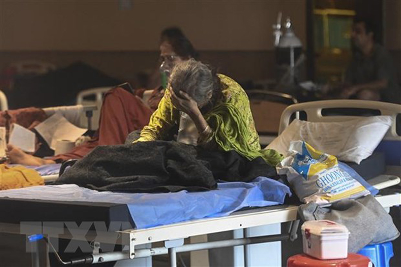 Bệnh nhân COVID-19 được điều trị tại bệnh viện ở New Delhi, Ấn Độ. (Ảnh: AFP/TTXVN)