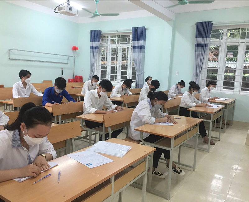 Thí sinh tại điểm thi Trường THPT Minh Hóa làm các thủ tục, nghe giám thị phổ biến quy chế trước khi làm bài
