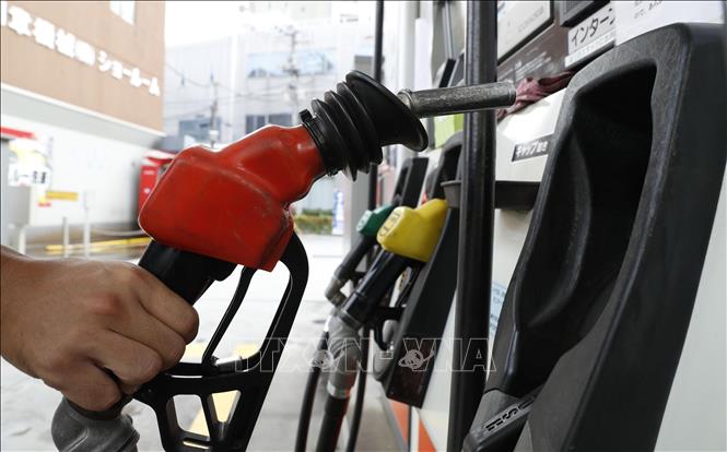 Bơm xăng cho ô tô tại một trạm xăng ở Tokyo, Nhật Bản. Ảnh: Kyodo/TTXVN