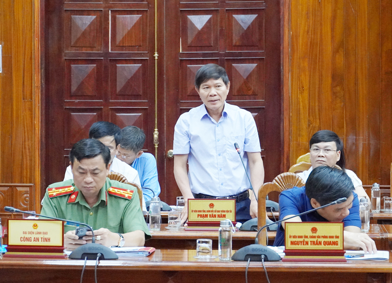 Đồng chí Giám đốc Sở Giao thông vận tải Phạm Văn Năm phát biểu về vấn đề an toàn giao thông và giải phóng mặt bằng các dự án trọng điểm.