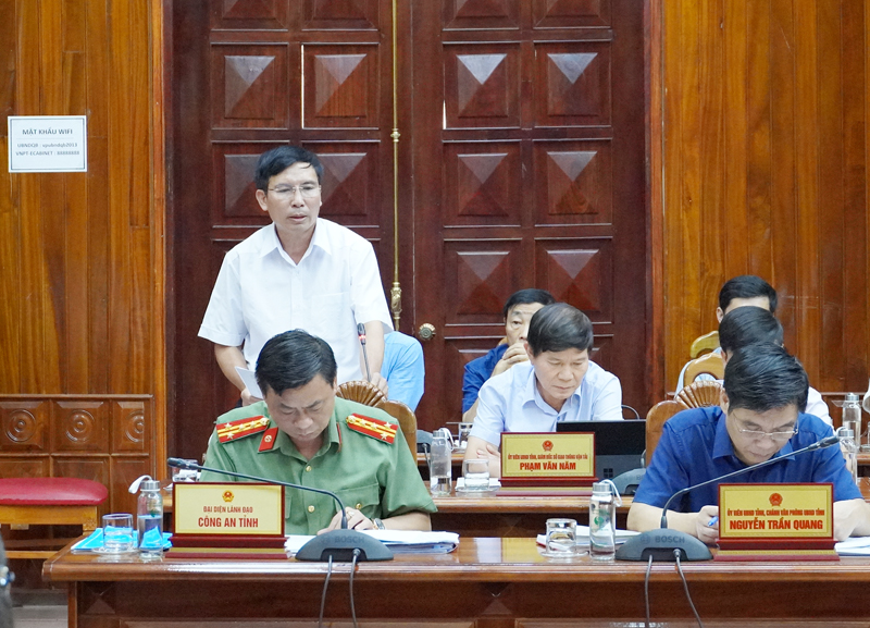 Đồng chí Giám đốc Sở Tài nguyên và Môi trường Nguyễn Huệ phát biểu tại phiên họp