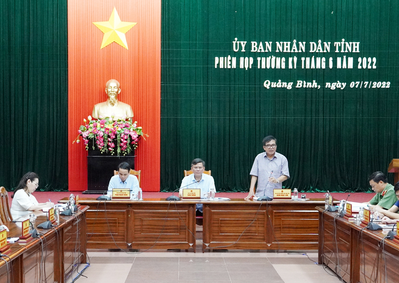 Đồng chí Phó Chủ tịch Thường trực UBND tỉnh Đoàn Ngọc Lâm điều hành thảo luận tại phiên họp.