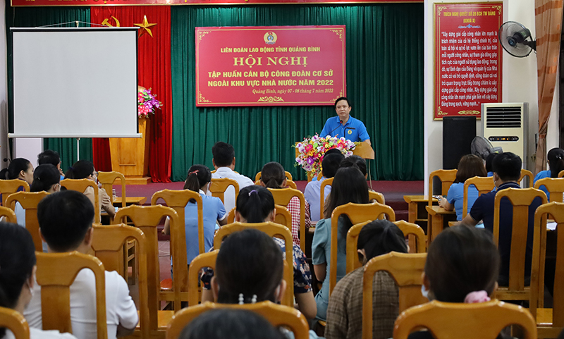Đồng chí Chủ tịch LĐLĐ tỉnh Phạm Tiến Nam phát biểu tại hội nghị.