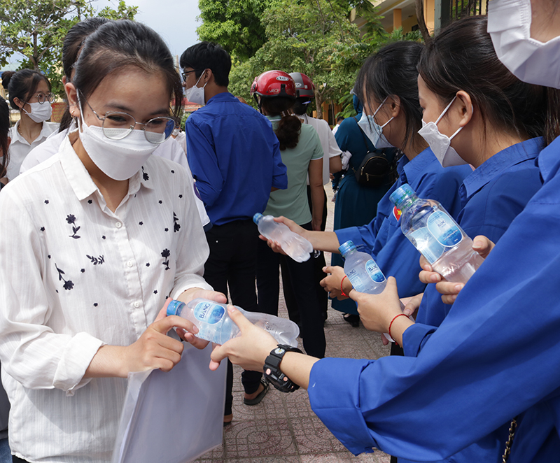 Đoàn viên, thanh niên huyện Lệ Thủy phát nước uống miễn phí cho thí sinh sau khi kết thúc môn thi.