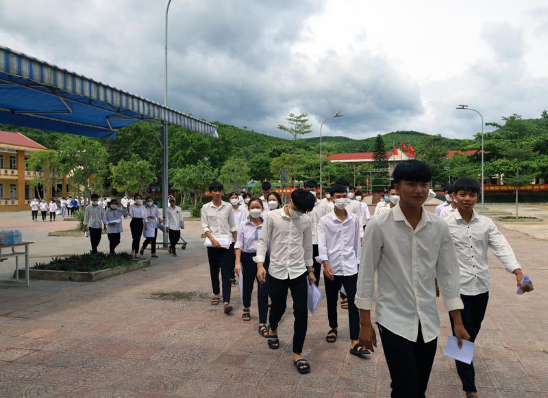 Các thí sinh huyện Minh Hóa phấn khởi rời phòng thi vào buổi sáng ngày 7/7/2022.