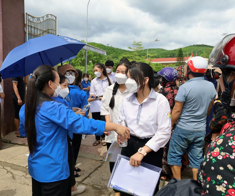 Lực lượng ĐVTN huyện Minh Hóa tích cực hỗ trợ các thí sinh trong những ngày thi tốt nghiệp THPH năm 2022.
