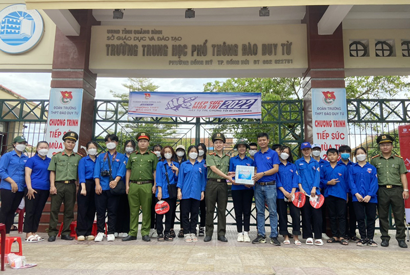 Lực lượng đoàn viên thanh niên TP. Đồng Hới trao tặng quà động viên các đội hình tình nguyện phục vụ tại điểm thi Trường THPT Đào Duy Từ.