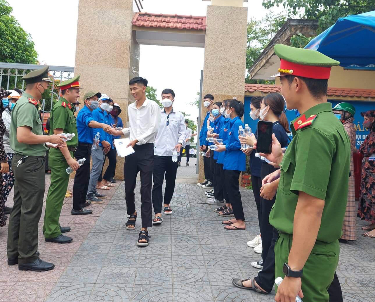 Các thí sinh hoàn thành thi môn đầu tiên tại điểm thi Trường THPT Phan Đình Phùng.