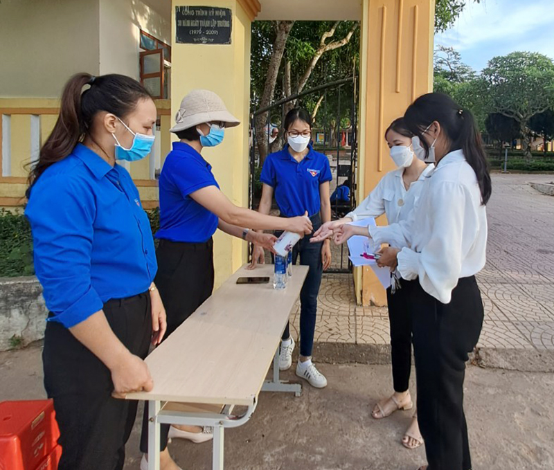 Lực lượng đoàn viên, thanh niên Thị đoàn Việt Trung hỗ trợ khử khuẩn cho các thí sinh tại điểm thi Trường THCS và THPT Việt Trung.