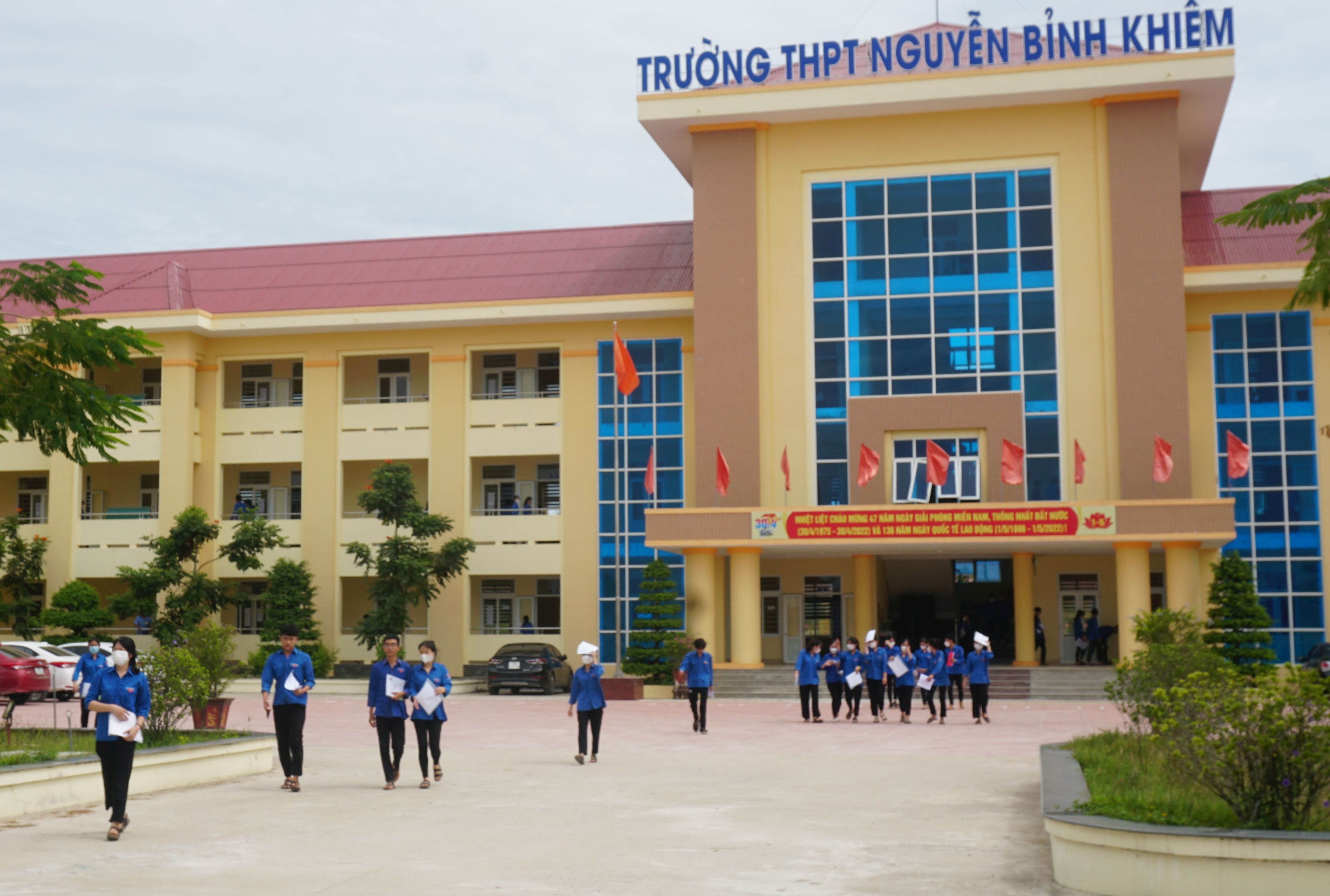 Các thí sinh tại điểm thi Trường THPT Nguyễn Bỉm Khiêm sau khi kết thúc ngày thi đầu tiên.