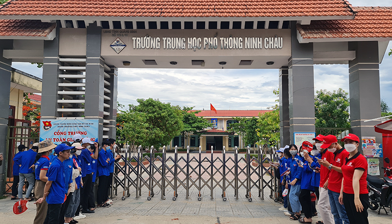 Lực lượng đoàn viên thanh niên hỗ trợ các thí sinh tại điểm thi Trường THPT Ninh Châu.