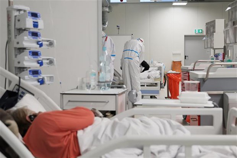Bệnh nhân COVID-19 được điều trị tại bệnh viện ở Warsaw (Ba Lan), ngày 13/1/2022. (Ảnh: PAP/TTXVN)