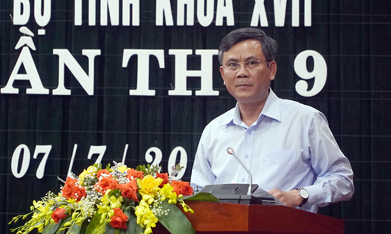 Đồng chí Chủ tịch UBND tỉnh Trần Thắng trình bày báo cáo KT-XH