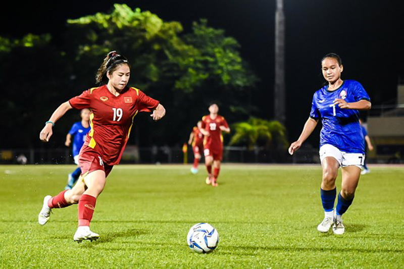 Tuyển nữ Việt Nam (áo đỏ) giành chiến thắng và không ai bị chấn thương sau trận gặp Campuchia. (Nguồn: VFF)