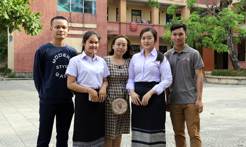  Các bạn sinh viên Lào đang học tập tại Trường đại học Quảng Bình.