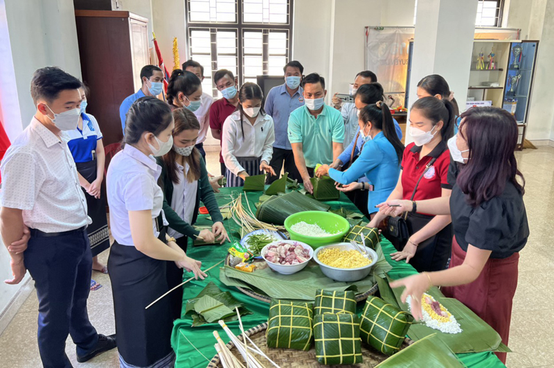 Sinh viên Lào tham gia gói bánh chưng mừng Tết cổ truyền Việt Nam năm 2022.