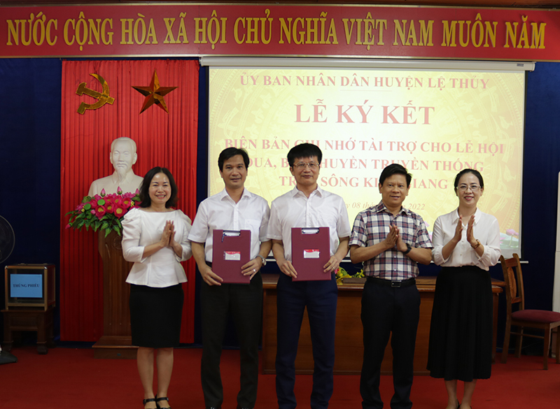 Ông Phan Văn Điện, Chủ tịch HĐQT Công ty cổ phần giáo dục Trí Nhân Tâm ký kết biên bản ghi nhớ tài trợ kinh phí tổ chức giải bơi đua thuyền truyền thống trên sông Kiến Giang.