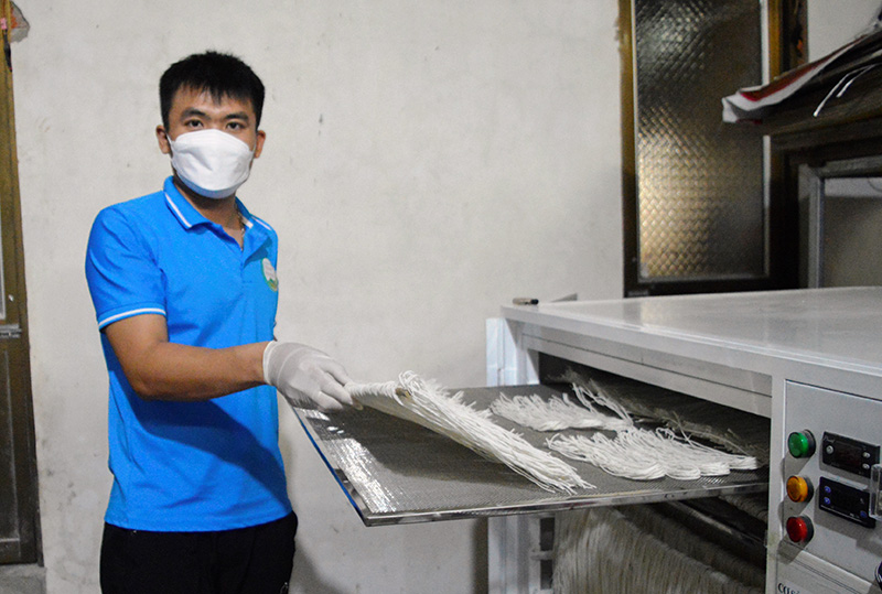 Cơ sở sản xuất bột cháo canh Kính Hương đã đầu tư máy sấy sản xuất bột cháo canh khô để tiêu thụ ở thị trường xa.