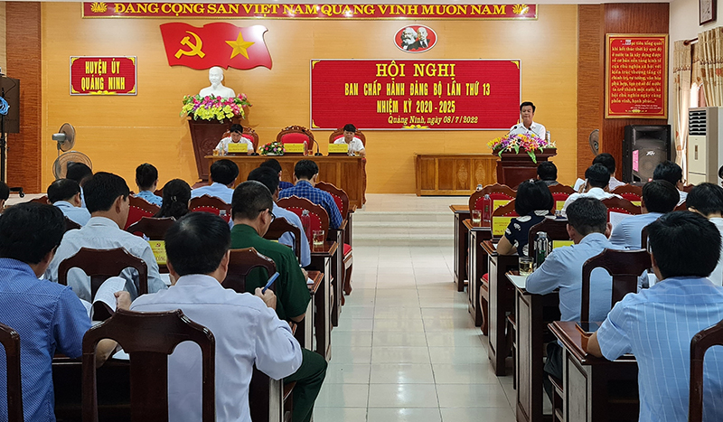 Đồng chí Bí thư Huyện ủy Quảng Ninh Trần Quốc Tuấn phát biểu kết luận hội nghị. 