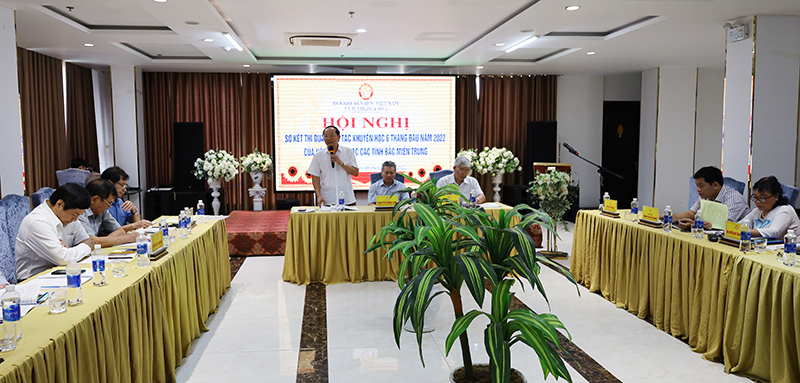 Đồng chí Chủ tịch Hội Khuyến học tỉnh Trần Xuân Vinh định hướng thảo luận tại hội nghị.