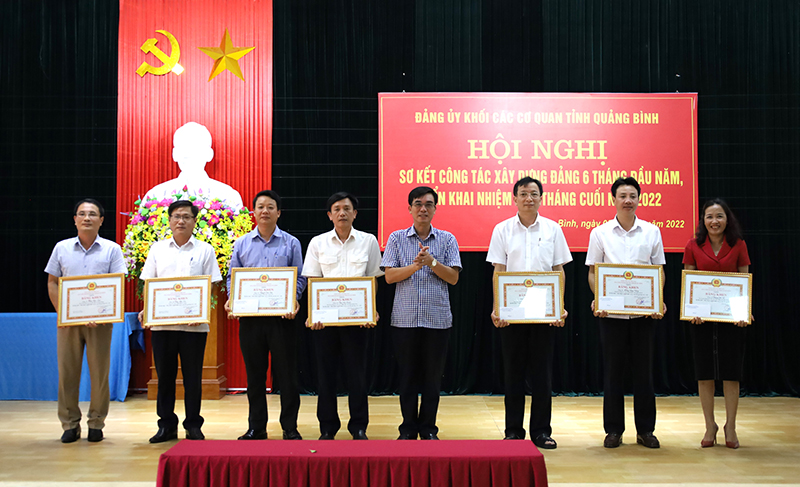  Đồng chí Bí thư Đảng ủy Khối các cơ quan tỉnh Nguyễn Thanh Lam trao bằng khen của Ban Thường vụ Tỉnh ủy cho các cá nhân.
