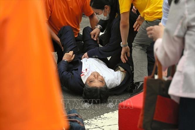 Cựu Thủ tướng Nhật Bản Abe Shinzo được cho là bị bắn sau khi phát biểu tại Nara, ngày 8/7/2022. Ảnh: asahi.com/TTXVN