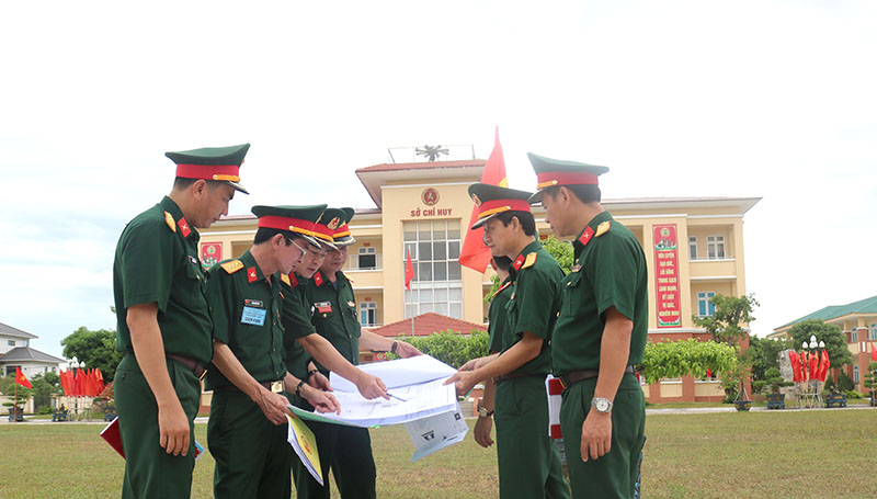 Ban Giám khảo chấm thi tại Ban CHQS thị xã Ba Đồn. 