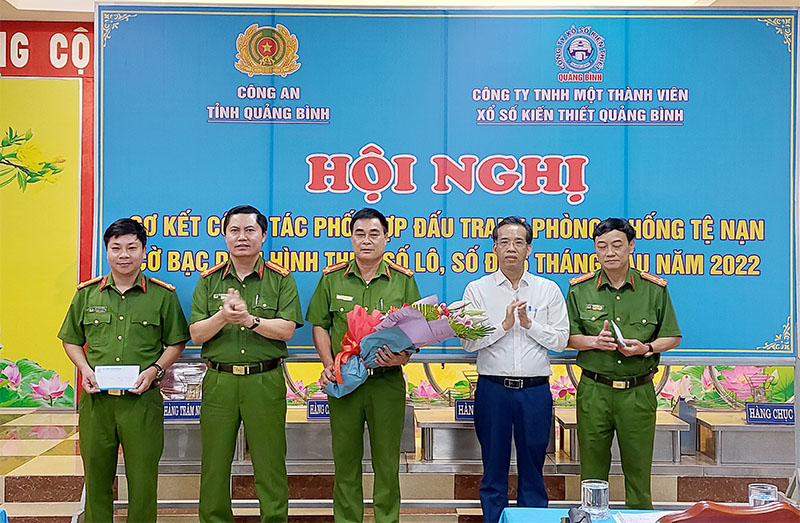 Lãnh đạo Công an tỉnh và Công ty Xổ số kiến thiết Quảng Bình trao thưởng cho các đơn vị đạt thành tích trong công tác đấu tranh nạn lô đề