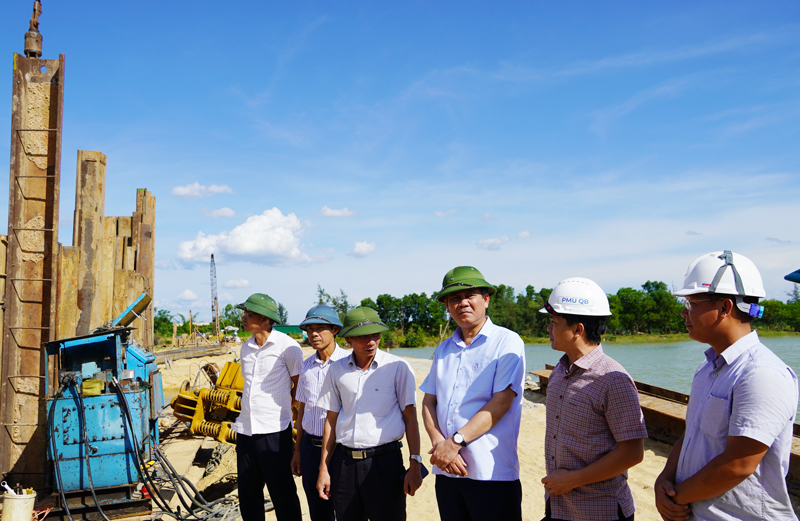 Đồng chí Chủ tịch UBND tỉnh kiểm tra tiến độ thi công cầu sông Dinh, thuộc gói thầu XL-04, do nhà thầu liên danh Công ty CP Tập đoàn Đạt Phương, Công ty Hải Đăng và Công ty Cầu đường 10 thi công.