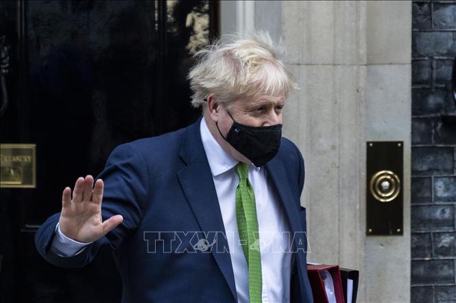 Thủ tướng Anh Boris Johnson rời khỏi toà nhà số 10 phố Downing, London ngày 19/1/2022. Ảnh: THX/TTXVN