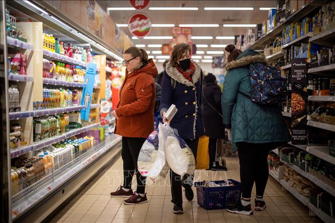 Người dân mua hàng trong siêu thị tại Walthamstow, Anh, ngày 13/2. Ảnh: AFP/TTXVN