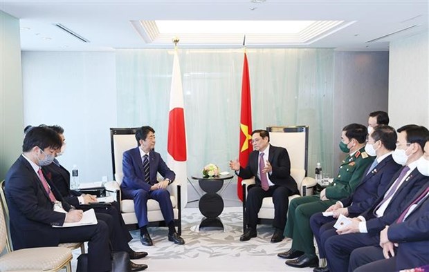 Thủ tướng Phạm Minh Chính tiếp ngài Abe Shinzo, cựu Thủ tướng Nhật Bản, tại thủ đô Tokyo chiều 24/11/2021. (Ảnh: Dương Giang/TTXVN)