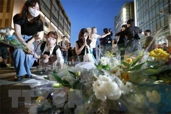 Người dân đặt hoa tưởng nhớ cựu Thủ tướng Abe Shinzo tại Nara, Nhật Bản. (Ảnh: Kyodo/TTXVN)