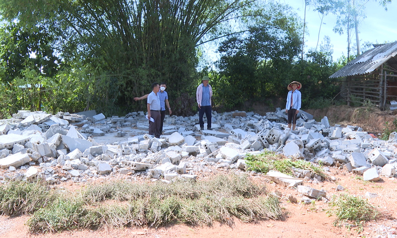 Sau khi được tổ “Dân vận khéo” tuyên truyền, vận động, gia đình bà Nguyễn Thị Bình ở thôn Hướng Phương, xã Quảng Phương đã tự tháo dỡ ngôi nhà xây dựng trái phép khoảng 100m2, trị giá trên 100 triệu đồng.