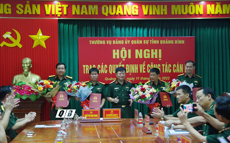 Đại tá Trương Như Ý, Ủy viên Ban Thường vụ Đảng ủy Quân sự tỉnh trao các quyết định thăng quân hàm từ trung tá lên thượng tá cho 4 cán bộ sỹ quan 