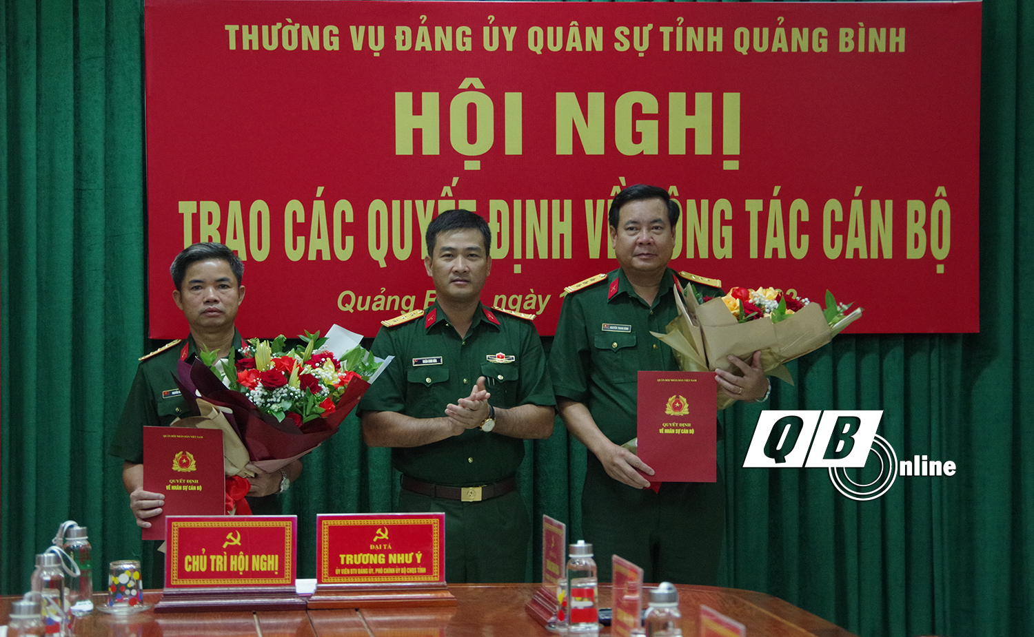 Thượng tá Đoàn Sinh Hòa, Ủy viên Ban Thường vụ Tỉnh ủy, Chỉ huy trưởng Bộ CHQS tỉnh trao Quyết định công tác cán bộ cho thượng tá Nguyễn Văn Huyên và trung tá Nguyễn Thanh Bình