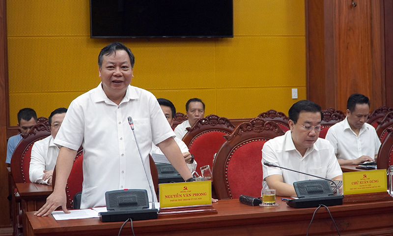 Đồng chí Phó Bí thư Thành ủy Hà Nội Nguyễn Văn Phong thảo luận tại hội nghị