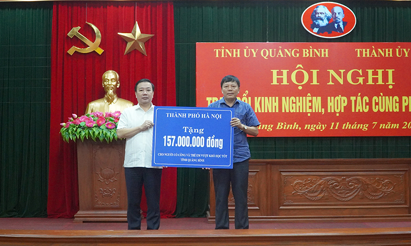  Đồng chí Phó Chủ tịch UBND TP.Hà Nội trao quà, học bổng cho các gia đình chính sách, học sinh nghèo.
